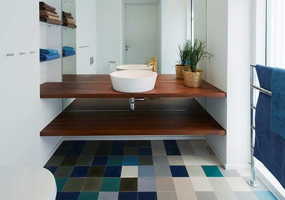 Baño con diferentes tonos de azul