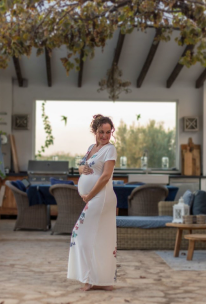 Mujer embarazada posando en restaurante ideas decoración para restauración