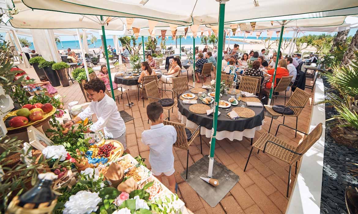 Decoración restaurante Valencia, cerca de la playa fotografía invitados en banquete.
