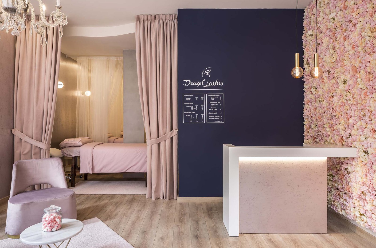 Decoración interiorismo Valencia, zona recepción, para centro de belleza uso tonos rosas en mobiliario y decoración.