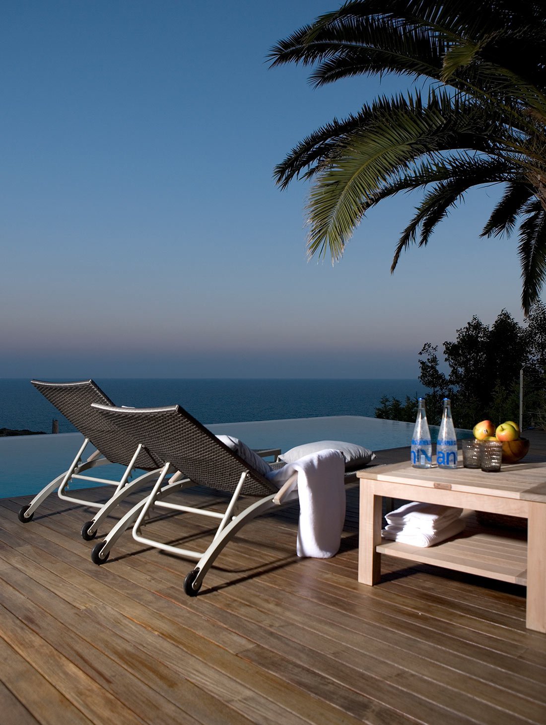 Diseño terraza con piscina en Villa. Zona descanso y toma de sol .