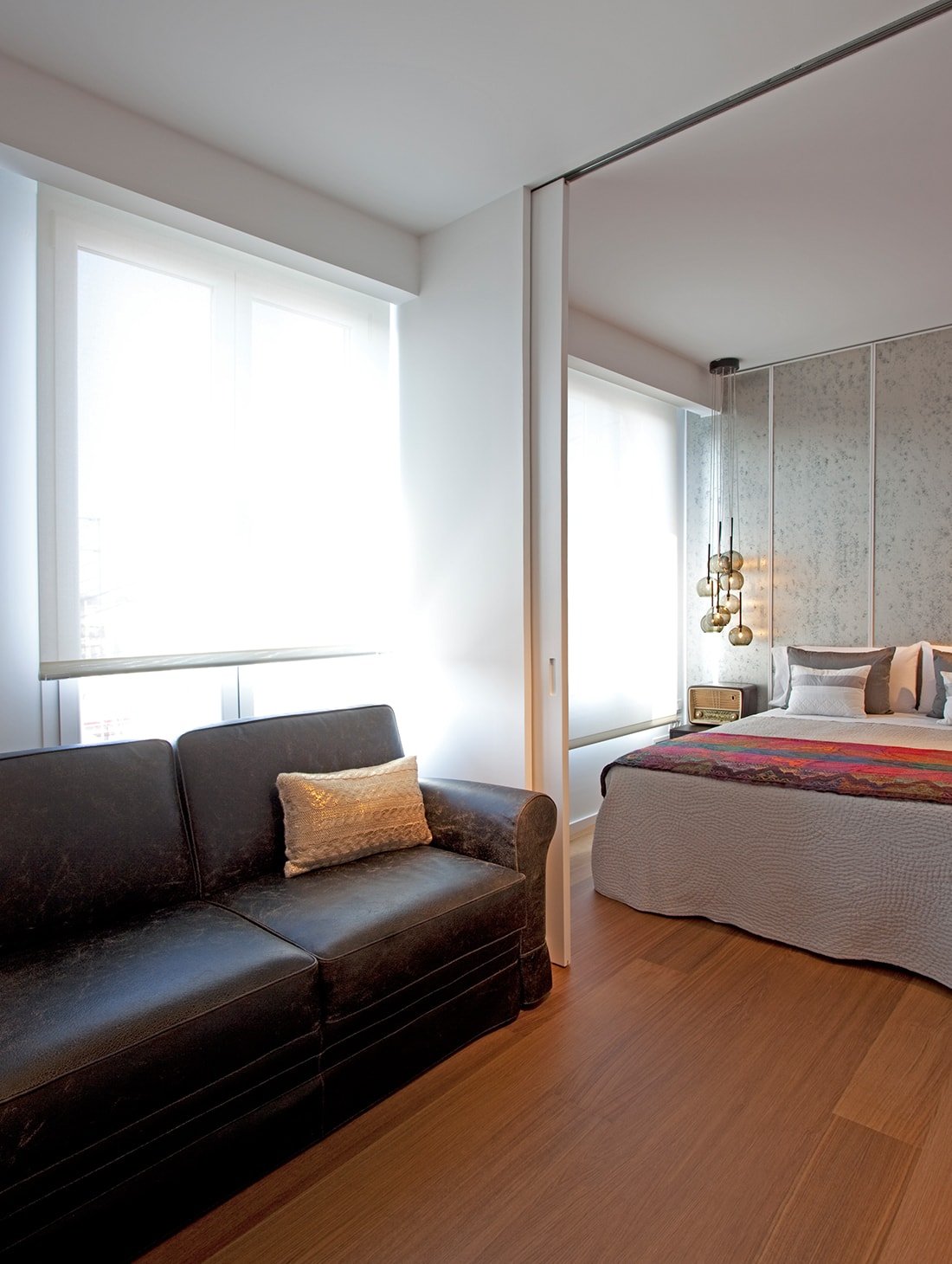 Diseño interiorismo Valencia, apartamento moderno dormitorio y sala estar con piezas vintage.