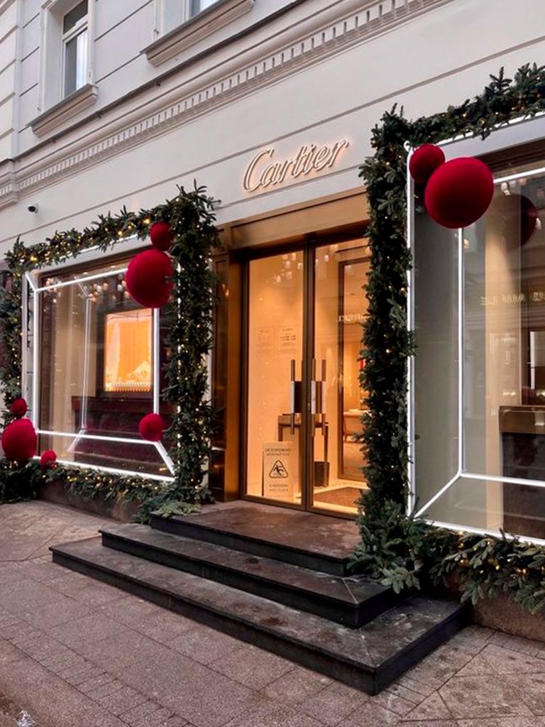Entrada Cartier decoración exterior con motivos navideños