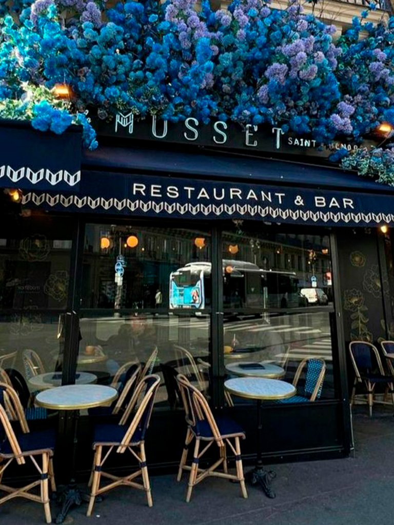 Decoración exterior tonos azules entrada restaurante