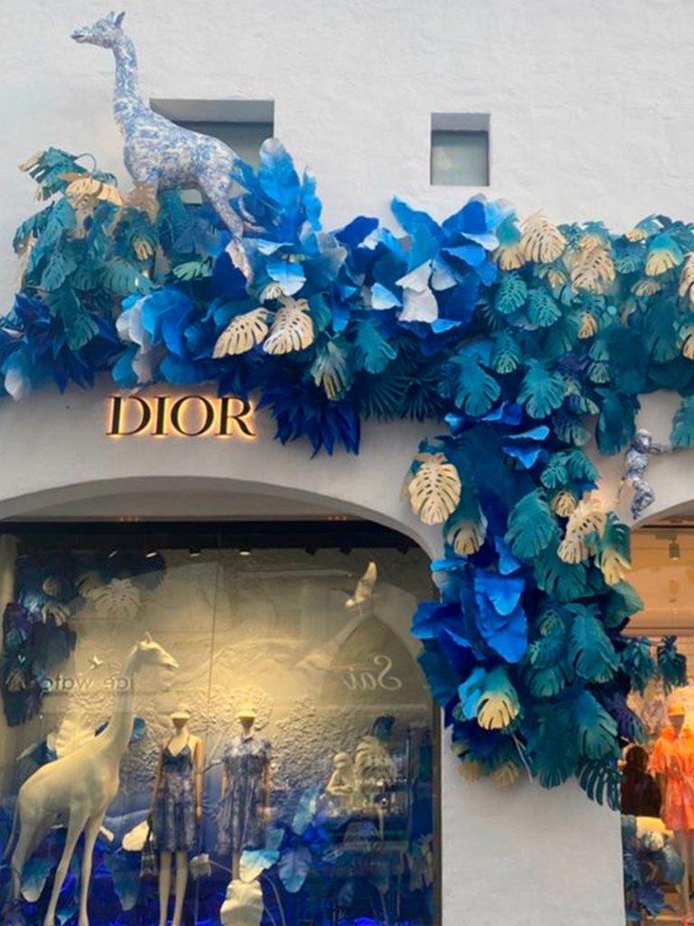 Decoración con tonos azules entrada tienda dior. decoración exteriores.