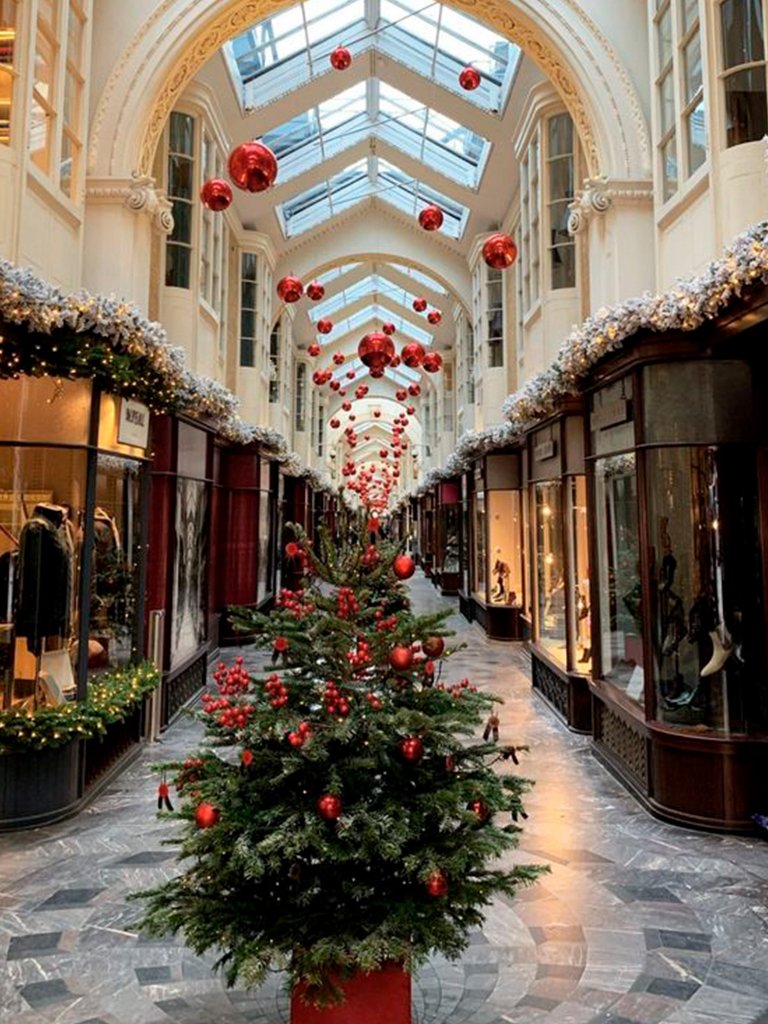 Decoración centro comercial con motivos navideños