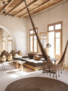 Salón estilo mediterráneo, vivienda luminosa madera.