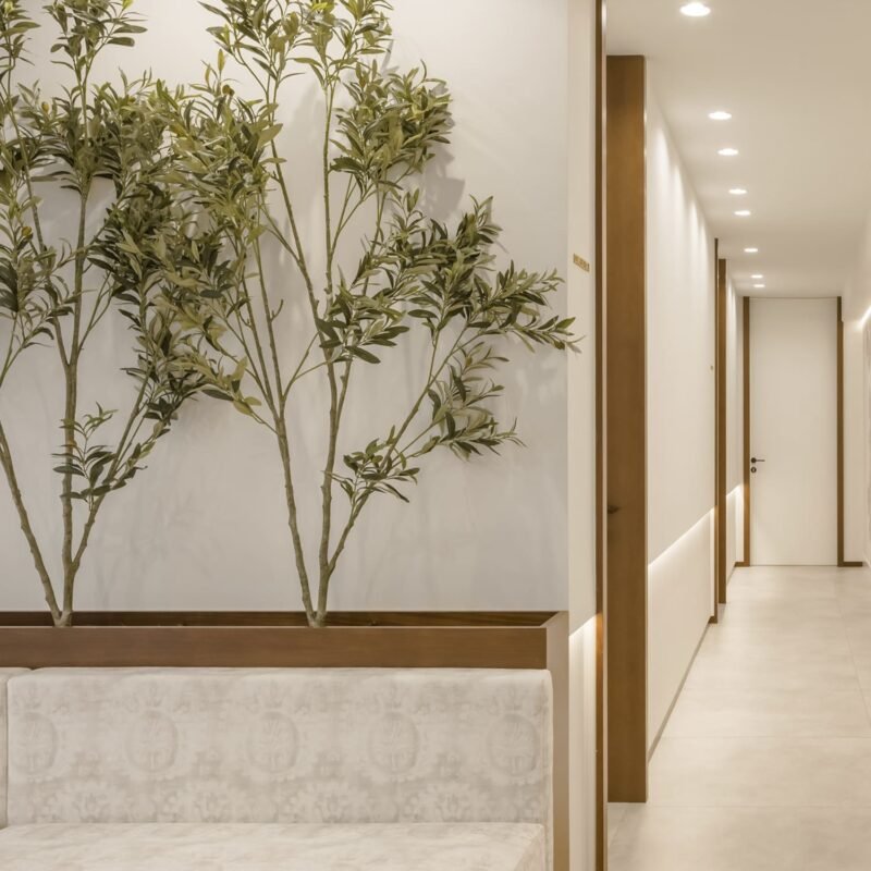 Diseño interior de sala de espera en clínica estética Ambiente elegante en sala de espera de clínica de medicina estética en madrid