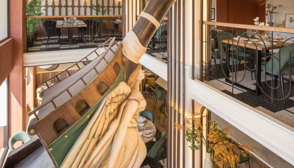 Escultura de barco en restaurante de tematica marinera